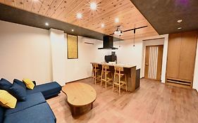 Manabi-Stay Takayama Sakura 提携駐車場利用可 古い町並みまで徒歩1分 最大9名宿泊可能な一等地で人工温泉を楽しむ
