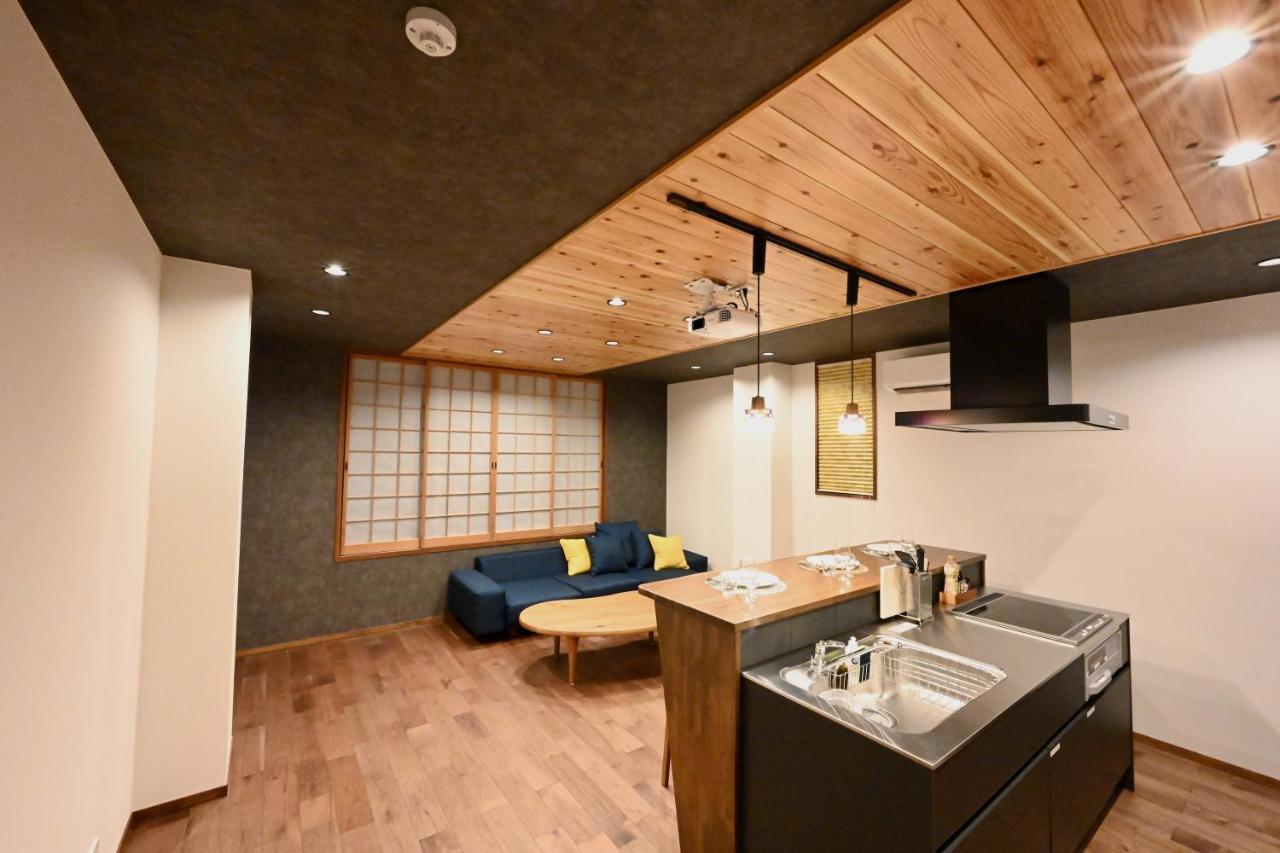 Manabi-Stay Takayama Sakura 提携駐車場利用可 古い町並みまで徒歩1分 最大9名宿泊可能な一等地で人工温泉を楽しむ エクステリア 写真