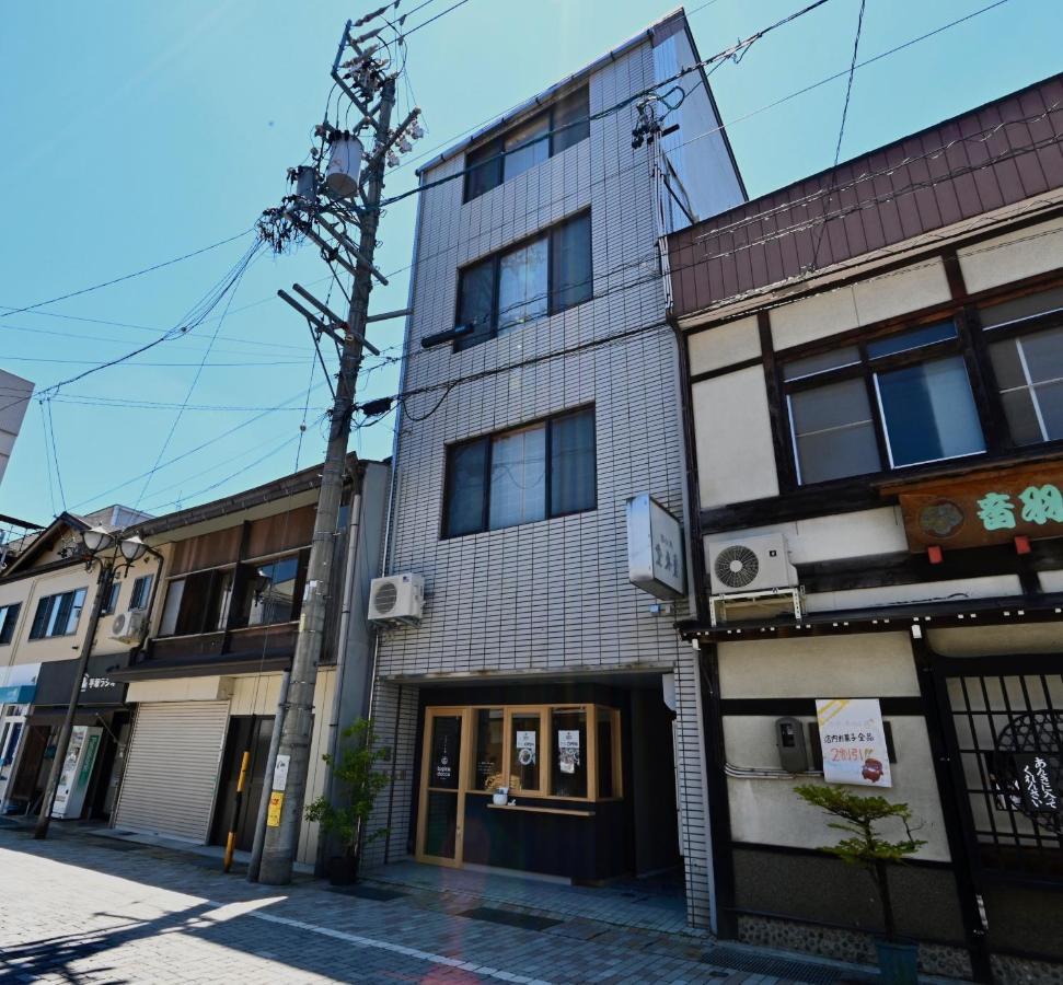 Manabi-Stay Takayama Sakura 提携駐車場利用可 古い町並みまで徒歩1分 最大9名宿泊可能な一等地で人工温泉を楽しむ エクステリア 写真