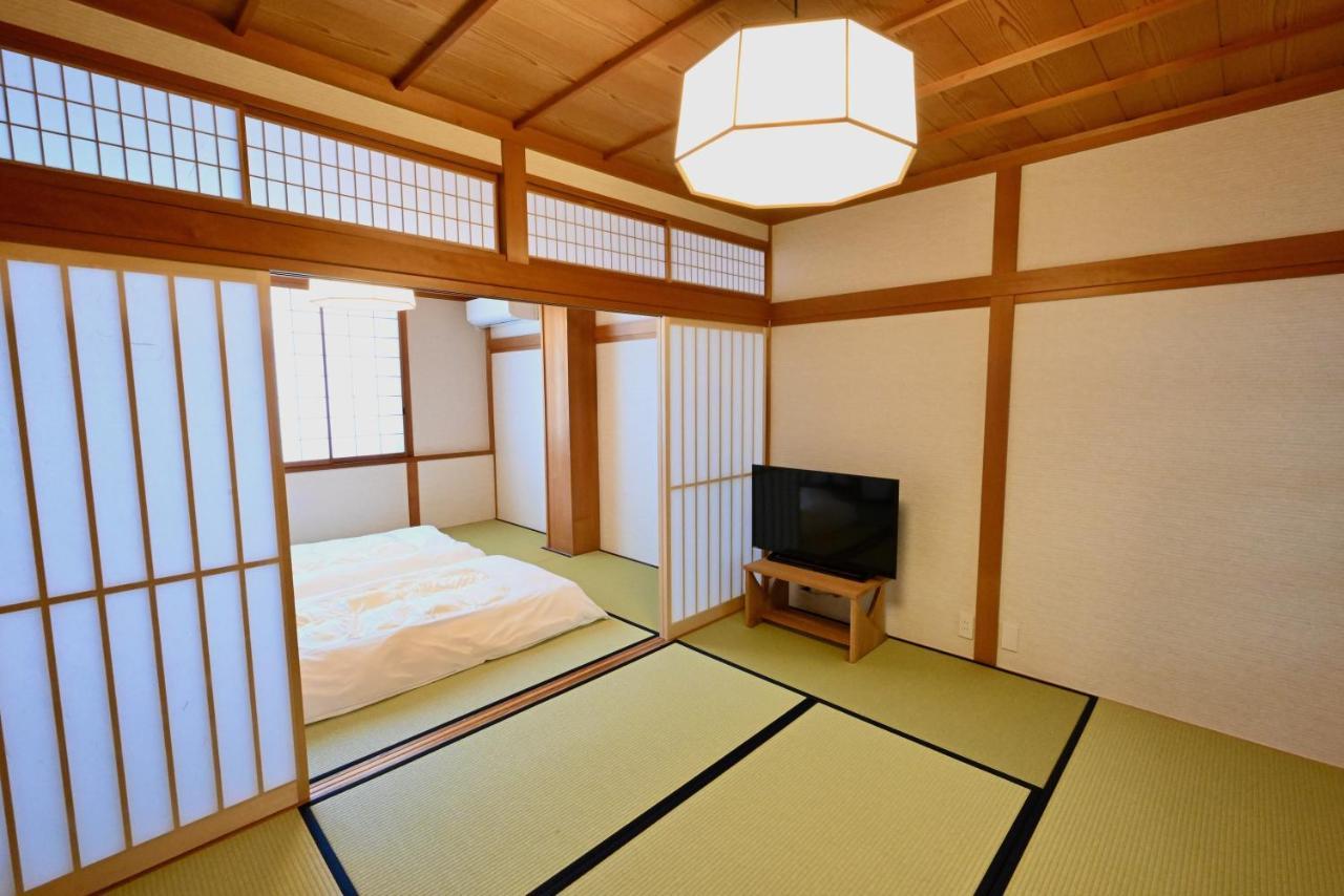 Manabi-Stay Takayama Sakura 提携駐車場利用可 古い町並みまで徒歩1分 最大9名宿泊可能な一等地で人工温泉を楽しむ エクステリア 写真